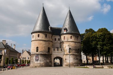 BeaUVAIS, FRANCE - CIRCA EPTEMBER 2014: Beauvai şehrinin sokaklarından biri