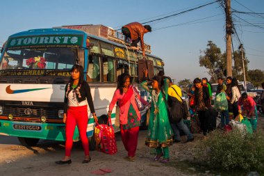POKHARA, NEPAL - CIRCA NOVEMBER 2013: Pokhara 'daki otobüs durağı Kasım 2013 sıralarında Pokhara' da.