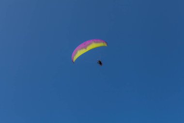 Trzesacz, Polonya 'da, Ağustos 2021 sıralarında Trzesacz' da ekstrem sporlar yapan bir paraglider manzarası.