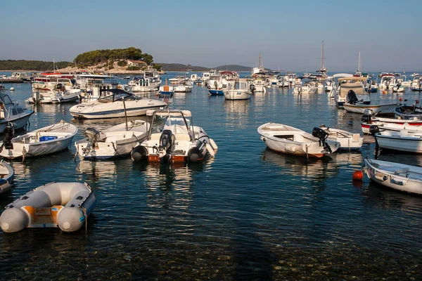 Eylül 2016 'da Hvar adasındaki Sveta Nedilja köyündeki limanda motorlu tekne..