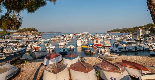 Hırvatistan 'ın Hvar adasındaki Hvar kasabasının güzel manzarası Eylül 2016' da Hvar 'da.