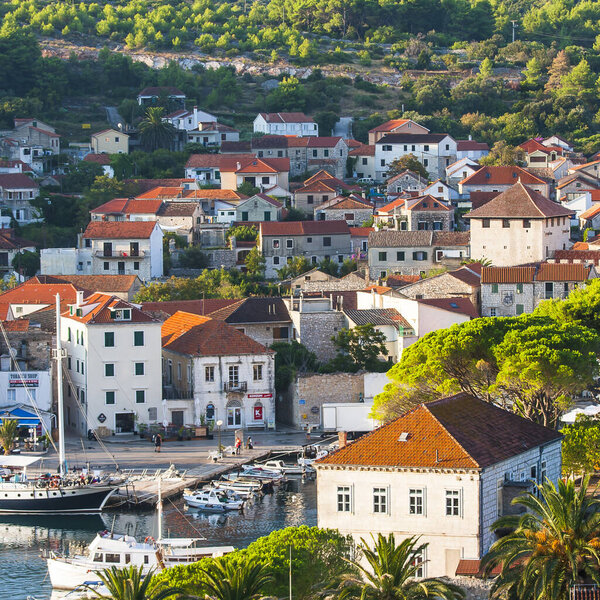 красивый вид на город Ельса на острове Хвар в Хорватии около августа 2016 года в Ельсе.