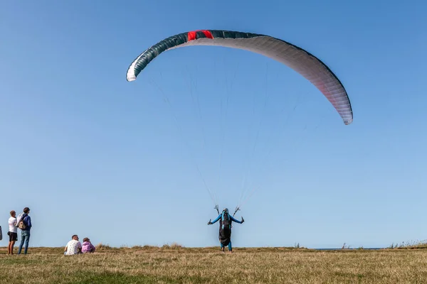 Zicht Een Paraglider Die Extreme Sport Beoefent Trzesacz Polen Rond — Stockfoto