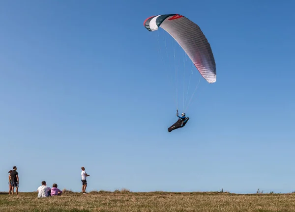 Zicht Een Paraglider Die Extreme Sport Beoefent Trzesacz Polen Rond — Stockfoto