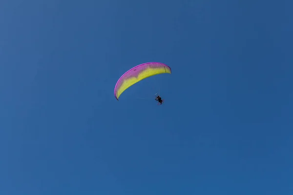 Pohled Paraglidistu Praktikujícího Extrémní Sport Trzesacz Polsku Kolem Srpna 2021 — Stock fotografie