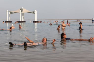 EIN BOKEK, ISRAEL - CIRCA MAYIS 2018: Ölü Deniz 'de yaklaşık Mayıs 2018' de Ein Bokek 'de yüzen insanlar.