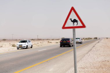 NAGEV, ISRAEL - CIRCA MAYIS 2018: Nagev Çölü boyunca yol manzarası Mayıs 2018.