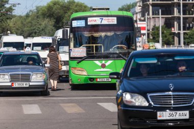 BISHKEK, KYRGYZSTAN - CIRCA HAZİRAN 2017: Kırgızistan Bişkek 'in başkentinin kalabalık sokaklarının görüntüsü Haziran 2017 Bishkek' te.