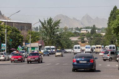 OSH, KYRGYZSTAN - CIRCA JUNE 2017: Kırgızistan 'ın güneyindeki Fergana Vadisi' nde Haziran 2017 'de yer alan Osh caddelerindeki en büyük ikinci şehir.