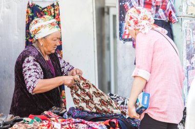 OSH, KYRGYZSTAN - CIRCA JUNE 2017: Kırgızistan 'ın güneyindeki Fergana Vadisi' nde Haziran 2017 'de yer alan Osh caddelerindeki en büyük ikinci şehir.