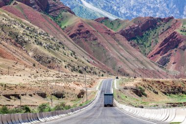 OSH, KYRGYZSTAN - CIRCA HAZİRAN 2017: Kırgızistan 'da Osh' tan Sara Tash 'e giden yol, Haziran 2017' de Osh 'ta.