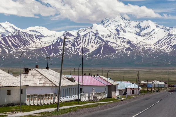 SARY-TASH, KYRGYZSTAN - CIRCA HAZİRAN 2017: Sary-Tash 'a bir köy ve Osh Bölgesi Alay Vadisi' ndeki büyük kavşak noktası, Kırgızistan yaklaşık Haziran 2017, Sary-Tash.