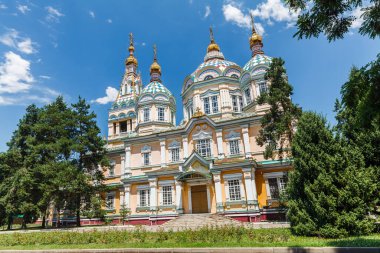 ALMATY, KAZAKHSTAN - CIRCA JUNE 2017: Zenkov Katedrali olarak da bilinen Yükseliş Katedrali, Almaty 'deki Panfilov Parkı' nda Haziran 2017 civarında yer alan bir Rus Ortodoks katedrali..