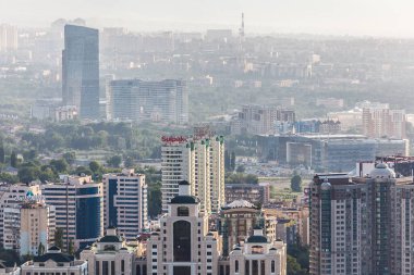 ALMATY, KAZAKHSTAN - CIRCA HAZİRAN 2017: Kazakistan 'daki Almaty şehrinin bir panoraması Haziran 2017' de Almaty 'de.