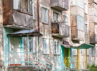 Karakol, Kırgızistan 'ın Kırgızistan' daki Issyk-Kul Gölü 'nün doğu ucu yakınlarındaki Kırgızistan' ın dördüncü büyük şehridir.