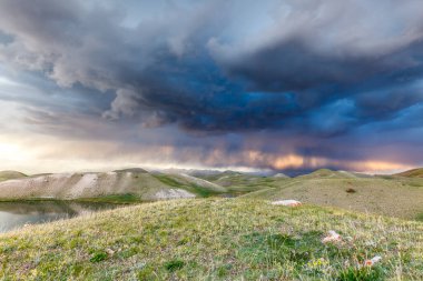 Kırgızistan 'da fırtınada Tulpar Kul Gölü' nün güzel manzarası