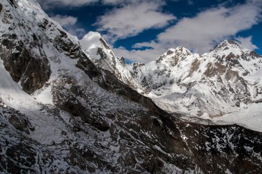 KALA PATTHAR, NEPAL - CIRCA ECTOBER 2013: Kala Patthar 'dan Everest ve Nuptse manzarası Ekim 2013' te Kala Patthar 'da.