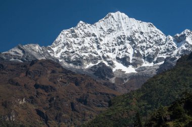 CHHEPLUNG, NEPAL - CIRCA ECTOBER 2013: Chheplung 'dan Namche Bazar' a Ekim 2013 'te Chheplung' da Himalayalar 'a bakış.