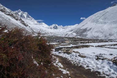 DINGBOCHE, NEPAL - CIRCA ECTOBER 2013: Ekim 2013 'te Dingboche kasabasındaki Island Peak manzarası.