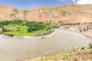 Wachan Koridoru boyunca Pamir, Afganistan ve Panj Nehri 'nin güzel manzarası