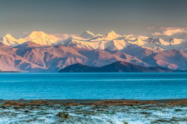 Tacikistan, Pamir 'deki Karakul gölünün güzel manzarası