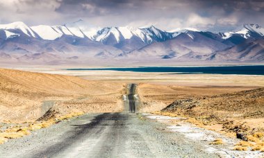 Tacikistan, Pamir 'deki Karakul gölünün güzel manzarası