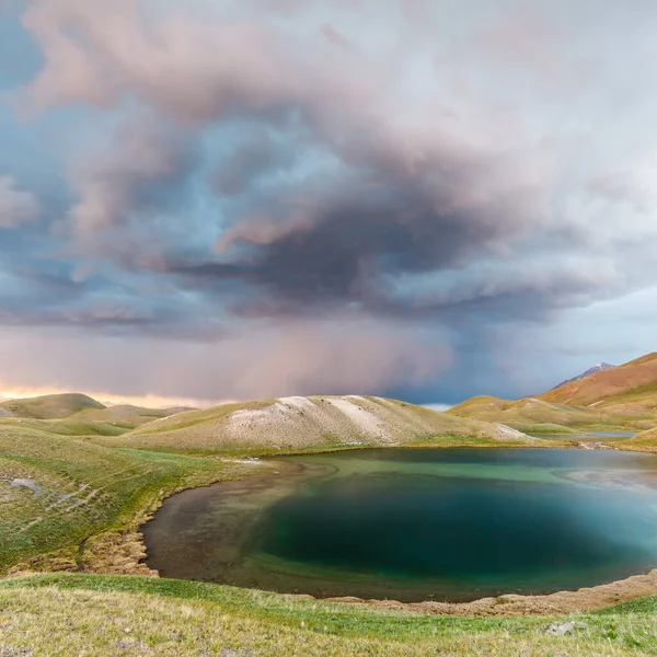 Чудове Видовище Озера Тулпар Кул Киргизстані Під Час Бурі — стокове фото