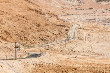 NAGEV, ISRAEL - CIRCA MAYIS 2018: Nagev Çölü boyunca yol manzarası Mayıs 2018.