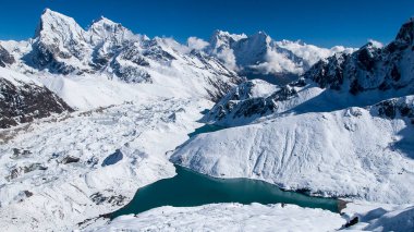 GOKYO, NEPAL - CIRCA ECTOBER 2013: Gokyo Ri 'nin Ekim 2013' teki Himalayaların güzel manzarası.
