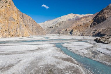 JOMSOM, NEPAL - CIRCA NOVEMBER 2013: Kali Gandaki Nepal ve Hindistan 'da bir nehirdir..