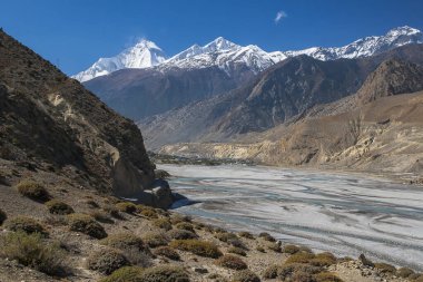 JOMSOM, NEPAL - CIRCA NOVEMBER 2013: Himalayalar (Dhaulagiri) ve Jomsom köyü Kasım 2013 'te Jomsom.