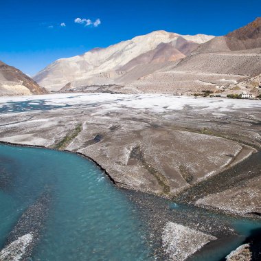 JOMSOM, NEPAL - CIRCA NOVEMBER 2013: Kali Gandaki Nepal ve Hindistan 'da bir nehirdir..