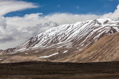 Pamir 'in güzel manzarası ve Wachan Koridoru boyunca uzanan yol