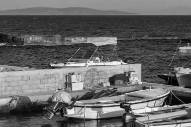Eylül 2016 'da Hvar adasındaki Sveta Nedilja köyündeki limanda motorlu tekne..
