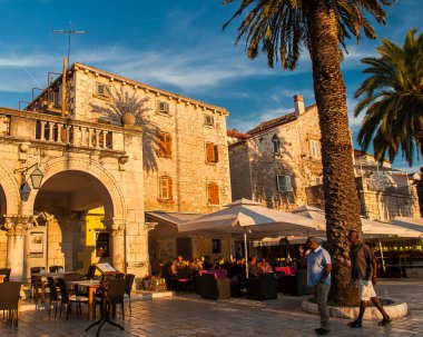 Hırvatistan 'ın Hvar adasındaki Hvar kasabasının güzel manzarası Eylül 2016' da Hvar 'da.