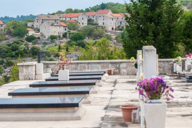 Hırvatistan 'ın Hvar adasındaki Selca mezarlığının manzarası.