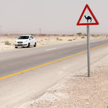 NAGEV, ISRAEL - CIRCA MAYIS 2018: Nagev Çölü boyunca yol manzarası Mayıs 2018.