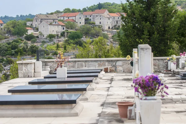 Hırvatistan 'ın Hvar adasındaki Selca mezarlığının manzarası.