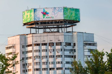 ALMATY, KAZAKHSTAN - CIRCA HAZİRAN 2017: Almaty şehrindeki gökdelenlere bakış.