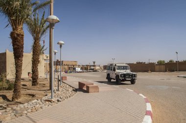 HASSILAED, MOROCCO - CIRCA EPTEMBER 2014: Merzouga yakınlarındaki Hassilabied köyünün manzarası, Erg Chebbi kum tepeleri Eylül 2014 'te Hassilabied' de.