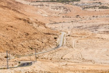 NAGEV, ISRAEL - CIRCA MAYIS 2018: Nagev Çölü boyunca yol manzarası Mayıs 2018.