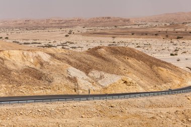 İsrail 'deki Negev Çölü' nden geçen yol manzarası.