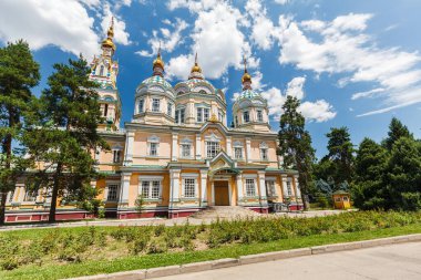 ALMATY, KAZAKHSTAN - CIRCA JUNE 2017: Zenkov Katedrali olarak da bilinen Yükseliş Katedrali, Almaty 'deki Panfilov Parkı' nda Haziran 2017 civarında yer alan bir Rus Ortodoks katedrali..
