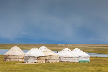 Song Kul - Kırgızistan 'ın Tian Shan Dağları' ndaki yüksek alp gölü