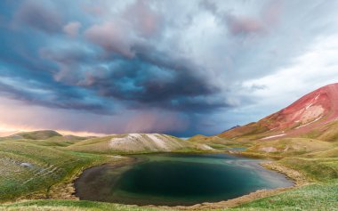 Kırgızistan 'da fırtınada Tulpar Kul Gölü' nün güzel manzarası