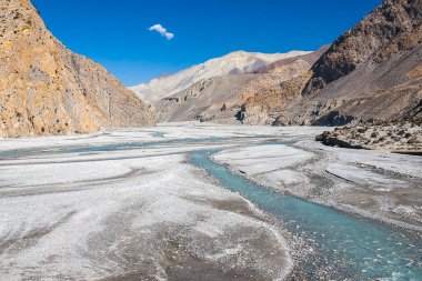 JOMSOM, NEPAL - CIRCA NOVEMBER 2013: Kali Gandaki Nepal ve Hindistan 'da bir nehirdir..