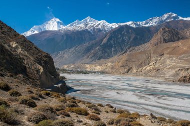 JOMSOM, NEPAL - CIRCA NOVEMBER 2013: Himalayalar (Dhaulagiri) ve Jomsom köyü Kasım 2013 'te Jomsom.