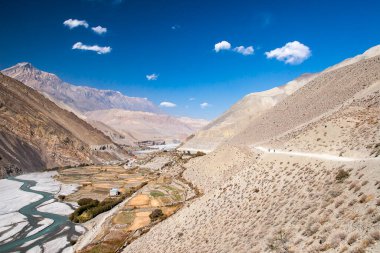 KAGBENI, NEPAL - CIRCA NOVEMBER 2013: Himalayalar 'ın görüntüsü Kasım 2013' te Kagbeni 'de Kagbeni köyünü kuşattı..