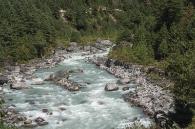  Himalayalar 'da yürürken her gün Ekim 2013' te Chheplung 'da asılan köprüler..