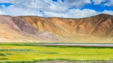 Tacikistan 'da Pamir' de Bulunkul Gölü 'nün güzel manzarası